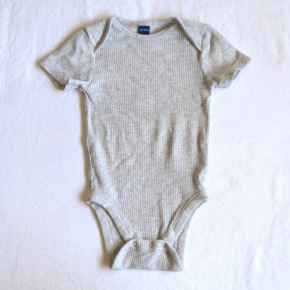 old navy gray ribbed short sleeve bodysuit diaper shirt 18-24 months baby unisex